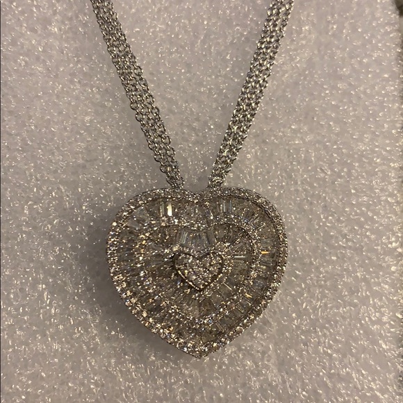 Heart shaped clear gemstone necklace - Picture 1 of 3